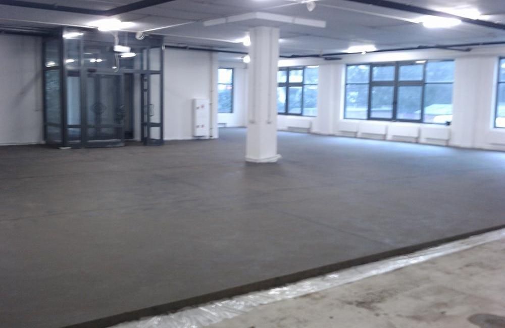 Полусухая стяжка пола с фиброй — надёжное и долговечное решение для ваших полов. Быстрая укладка, минимальная усадка и высокая прочность обеспечивают идеальное основание для любого покрытия. Обеспечьте комфорт и долговечность вашего помещения.